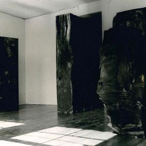 The Knot Arte Povera New York P.s.1 1985 2 Polycromia Nera 1985 Di Michelangelo Pistoletto Foto Di Maria Mulas