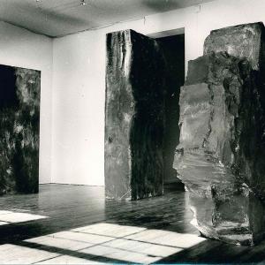 The Knot Arte Povera New York P.s.1 1985 3 Polycromia Nera 1985 Di Michelangelo Pistoletto Foto Di Maria Mulas